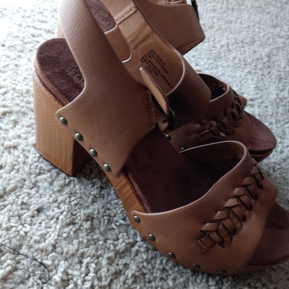 Women Sandals NWOT - Picture 4 of 4